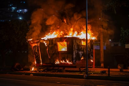 Un módulo de la Policía Nacional Bolivariana en llamas, en la autopista Prados del Este en Caracas, el 29 de julio por la noche.