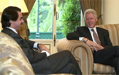 José María Aznar, junto al ex presidente estadounidense Bill Clinton, ayer en La Moncloa.