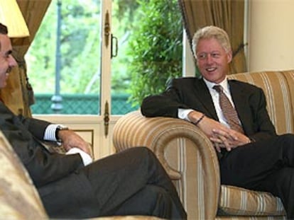 José María Aznar, junto al ex presidente estadounidense Bill Clinton, ayer en La Moncloa.