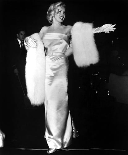 “Sua roupa deve ser justa o suficiente para mostrar que você é mulher e larga o suficiente para demonstrar que é uma dama”, dizia Marilyn Monroe. Ela demonstrou elegância numa infinidade de tapetes vermelhos, usando um truque: costumava colocar os casacos e as estolas sobre os ombros. Na imagem, na estreia do filme ‘Call Me Madam’ em Los Angeles, em 1953.