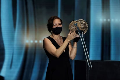 La productora Valérie Delpierre, con el premio a mejor película por 'Las niñas' en los Forqué.