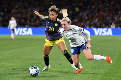 Jorelyn Carabali, de Colombia, y Lauren Hemp, de Inglaterra, pugnan por el balón durante el choque de cuartos de final de este sábado.