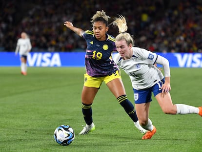 Jorelyn Carabali, de Colombia, y Lauren Hemp, de Inglaterra, pugnan por el balón durante el choque de cuartos de final de este sábado.