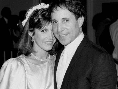 La actriz Carrie Fisher y el cantante y compositor Paul Simon abandonan la Catedral de San Juan el Divino en Nueva York, tras un acto de homenaje al cómico John Belushi (The Blue Brothers) al poco de fallecer, el 11 de marzo de 1982.