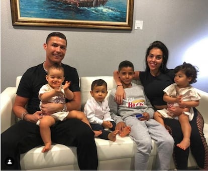 Cinco corazones y ni una sola letra. Ese era el pie de foto con el que Cristiano Ronaldo titulaba esta imagen junto a su pareja, Georgina Rodríguez, y sus cuatro hijos. Es habitual ver fotos del jugador de fútbol junto a alguno de sus pequeños en sus redes sociales, ya sea el mayor, Cristiano Jr, que ya le acompaña a eventos, como de los bebés Eva y Mateo o Alana Martina, que tuvo hace un año con Rodríguez.