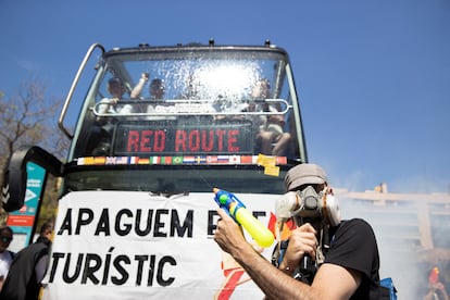 Un grupo de activistas paran a un bus turístico para protestar por la masificación en la Sagrada Familia. 