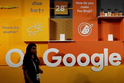 Una mujer pasa ante un expositor de Google en un evento en Nueva Deli, India, el 28 de agosto.
