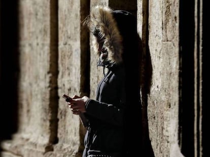 Espiar el móvil de tu hijo, reenviar un vídeo sexual y otros delitos de privacidad que puedes cometer sin saberlo