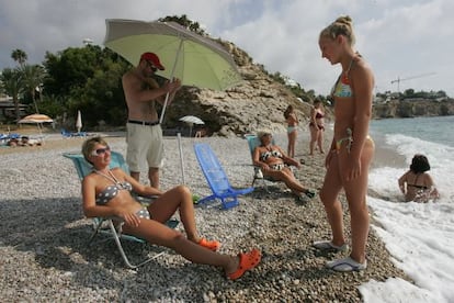Veraneantes rusos en la playa de Montiboli, en la localidad de Vila Joiosa (Alicante). 