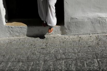 Otra alusión a su pasado antiguo es el frecuente sufijo 'de la Frontera' o 'de la Frontera', que se remonta a cuando España se dividió entre territorios cristianos y musulmanes. En la imagen, una mujer sale de su casa, en el pueblo blanco de Arcos de la Frontera.