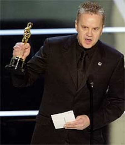 Tim Robbins ha ganado el Oscar al mejor actor de reparto por su papel en la cinta de Clint Eastwood <i>Mystic River</i>. El suyo ha sido uno de los primeros premios de la noche y el primero de su carrera. El marido de Susan Sarandon lucía en la solapa una chapita contra la guerra. Emocionado ha recordado su papel, el de un hombre que sufre abusos y violencia, una situación que debe servir, ha dicho, para que los que se encuentren en esa situación lo denuncien.