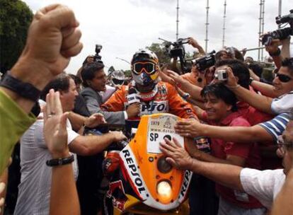 Marc Coma, tras proclamarse ayer en Buenos Aires campeón del primer Rally Dakar corrido fuera de África.