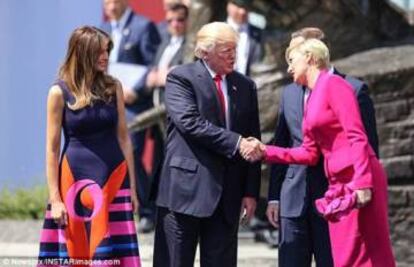 Donald Trump da la mano a la primera dama polaca en su visita oficial a Polonía.