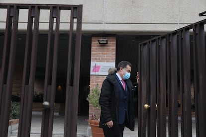 Juan Cuatrecasas, uno de los responsables de Infancia Robada, en la puerta de la CEE este miércoles.