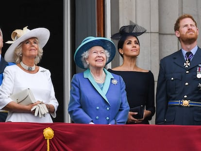 Desde la izquierda, en primer término, el príncipe Carlos, Camilla Parker Bowles, la reina Isabel, Enrique de Inglaterra y Meghan Markle, en Londres en julio de 2018.