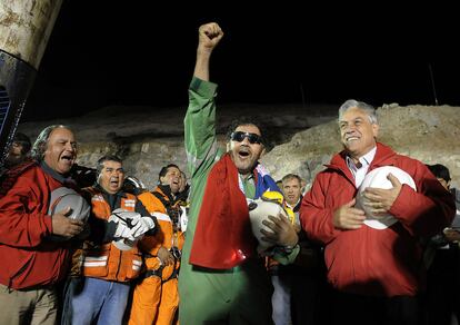Luis Urzúa, último minero rescatado, celebra su liberación junto al presidente chileno Sebastián Piñera tras llegar a la superficie dentro de la cápsula Fénix, en el yacimiento San José. El presidente chileno destacó la "promesa cumplida" de rescatar a los trabajadores.