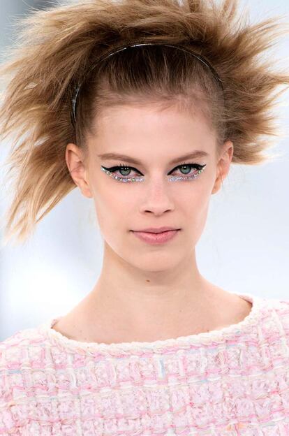 Chanel apostó por combinar delineado negro y glitter en su desfile Alta Costura para la primavera-verano 2014.