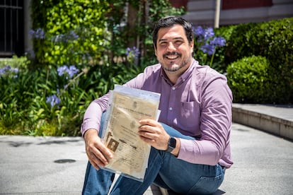 Juan Manuel de Hoz mostraba en diciembre los documentos que presentó en el consulado argentino para obtener la nacionalidad española.