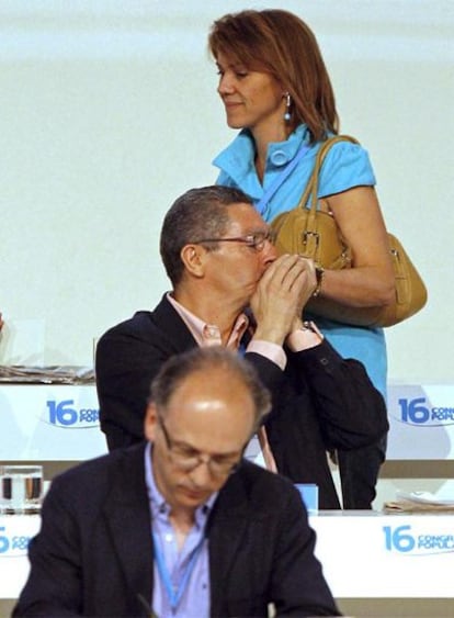 De Cospedal saluda a Ruiz-Gallardón en el congreso. En primer término, Gabriel Elorriaga.