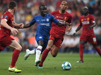El centrocampista del Chelsea, N'Golo Kante, conduce el balón.