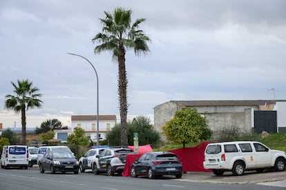 Lugar donde un joven de 17 a?os ha fallecido tras  ser apu?alado este mircoles a la salida del instituto de Gerena (Sevilla) presuntamente por otro, mayor de edad, que se ha dado a la fuga del lugar de los hechos. EFE/ Ral Caro.