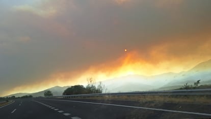 Incendio de Jarilla (Cáceres) en el límite con la provincia de Salamanca, este lunes.