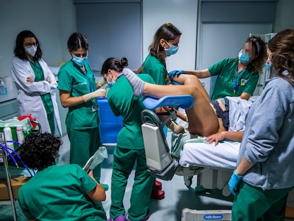 Vanesa Aguilar, rodeada de matronas, auxiliares y residentes, realizaba una punción en la cabeza de un feto para medir su oxigenación y decidir si es necesaria una cesárea de urgencia.