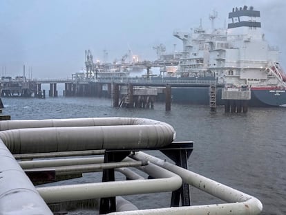 El barco de regasificación 'y almacenamiento Hoegh Esperanza', en el puerto alemán de Wilhelmshaven.