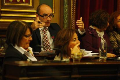 Andoni Aldekoa, del PNV, interviene en un pleno del Ayuntamiento de Bilbao.