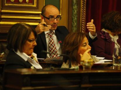 Andoni Aldekoa, del PNV, interviene en un pleno del Ayuntamiento de Bilbao.