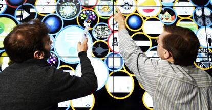 Dos investigadores en el laboratorio de computación cognitiva de IBM