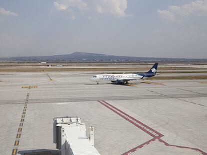 Uno de los aviones de Aeromexico durante el primer día de operaciones del AIFA, el 21 de marzo de 2022.