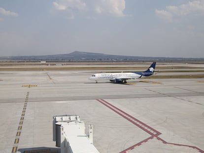 Un avión de Aeroméxico en la pista del Aeropuerto Internacional Felipe Ángeles, el pasado 21 de marzo.