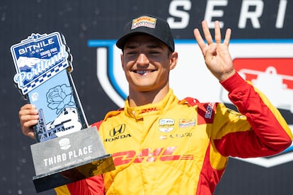 El piloto español Àlex Palou, del equipo Chip Ganassi, celebra en el podio del Gran Premio de Portland este domingo.