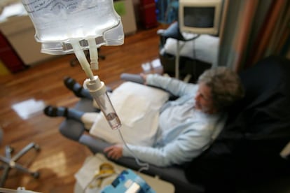 Un paciente recibe tratamiento en un hospital.