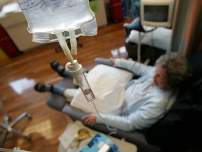 Un paciente recibe tratamiento en un hospital.