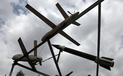 SANA'A (Yemen), 07/07/2025.- A display of Houthi-made mock missiles and drones at a square in Sana'a, Yemen, 07 July 2025. Yemen's Houthis have launched three hypersonic missiles and eight drones at Israeli targets in response to Israel's recent attacks on three Red Sea ports and a power plant in Yemen, according to a statement from Houthi military spokesman Yahya Sarea. EFE/EPA/YAHYA ARHAB
