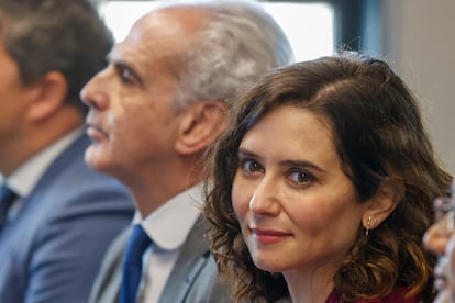 La presidenta de la Comunidad de Madrid, Isabel Díaz Ayuso, acompañada por el consejero de Sanidad madrileño, Enrique Ruiz Escudero.