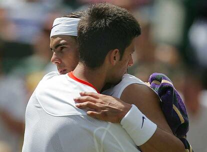 Rafael Nadal y Novak Djokovic se abrazan tras la retirada del serbio por una lesión.