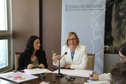 La consejera María José Salvador, en el centro, y la directora general de Vivienda, Rebeca Torró.