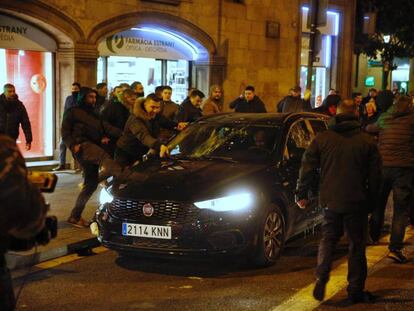 Un grup de taxistes causa desperfectes a un cotxe de Cabify.