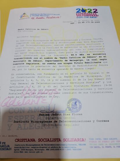 Carta firmada por la directora de Telcor, Nahima Díaz, ordenando el cese de operaciones de la radio de la iglesia en Sébaco, fechada al 1 de agosto de 2022.