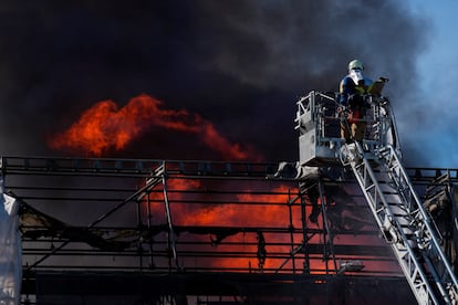Un bombero apaga las llamas del edificio de la Bolsa de Copenhague, este martes.  