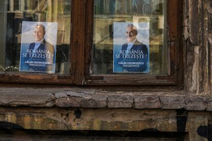 Carteles electorales de Calin Georgescu, este lunes en un edificio de Bucarest.