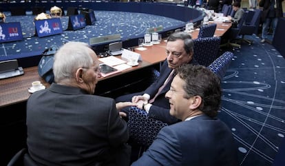 El ministro alemán de Finanzas, Wolfgang Schaüble (izquierda), el presidente del Banco Central Europeo, Mario Draghi (centro), y el ministro de Finanzas holandés, Jeroen Dijsselbloem