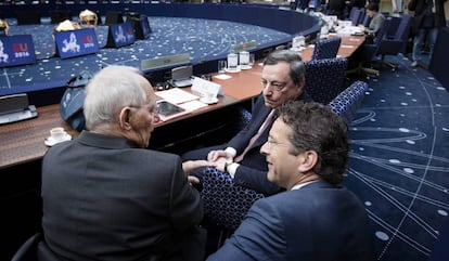 El ministro alem&aacute;n de Finanzas, Wolfgang Scha&uuml;ble (izquierda), el presidente del Banco Central Europeo, Mario Draghi (centro), y el ministro de Finanzas holand&eacute;s, Jeroen Dijsselbloem