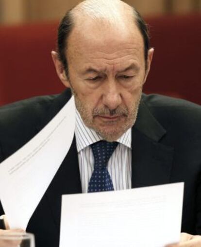 Rubalcaba, durante la reunión de la Diputación Permanente del Congreso