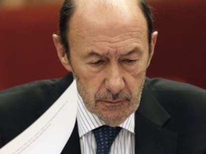 Rubalcaba, durante la reunión de la Diputación Permanente del Congreso