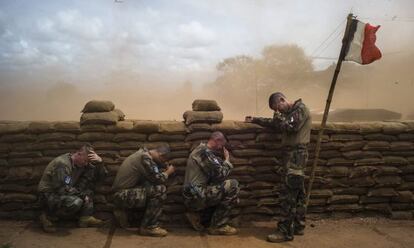 Soldados franceses en la trinchera en Bambari (Rep&uacute;blica Centroafricana), verano de 2014.