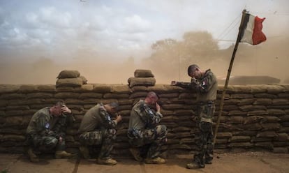 Soldados franceses en la trinchera en Bambari (República Centroafricana), verano de 2014.